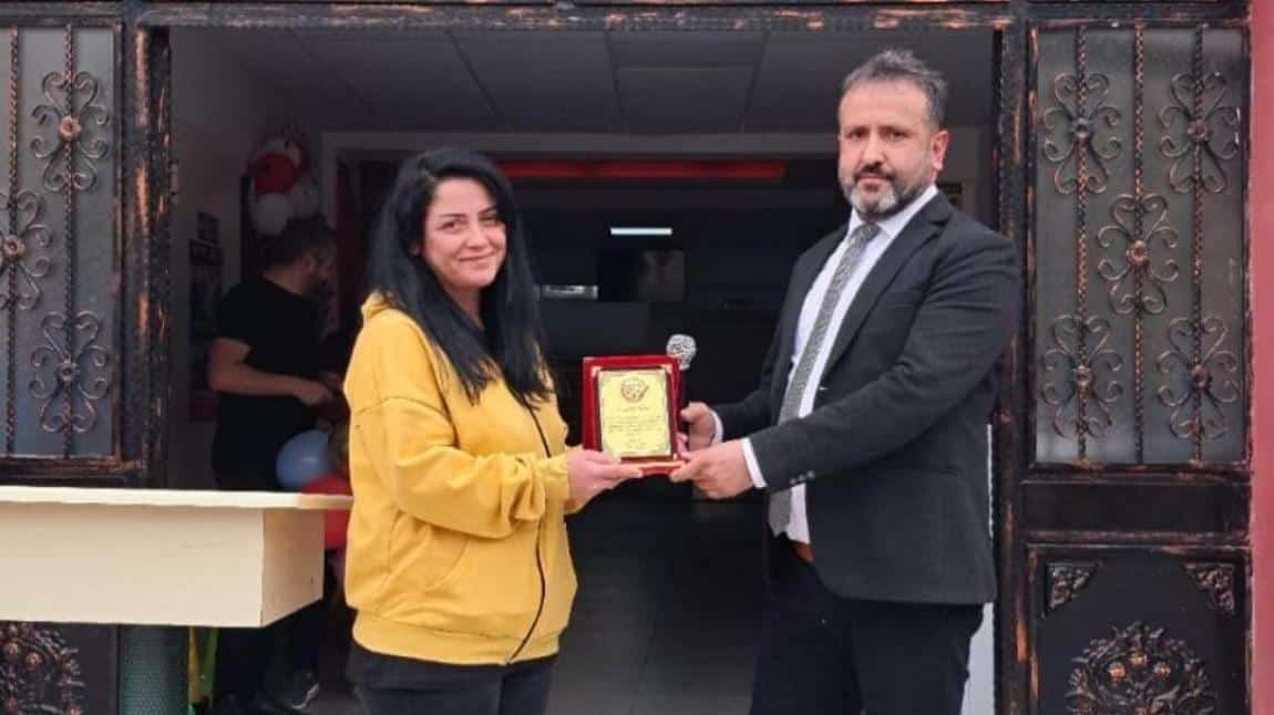 Okulumuz Öğretmenlerinden Emine Uçar'a Okul Müdürümüz Murat Öztürk Tarafından Teşekkür Plaketi Verildi